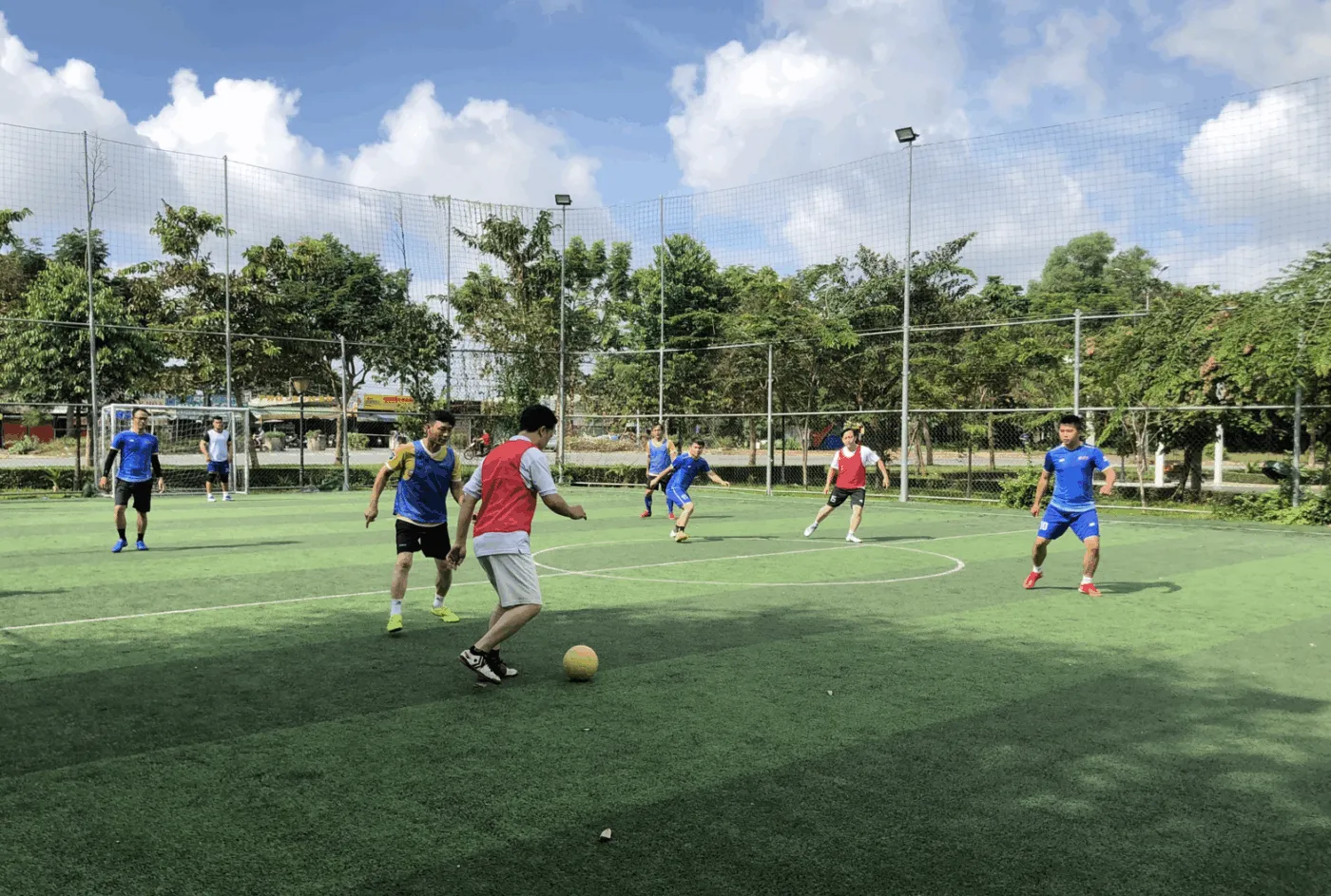 Câu hỏi thường gặp về kích thước sân bóng đá 5 người