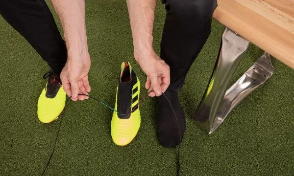 Một số câu hỏi phổ biến về cách buộc dây giày đá bóng