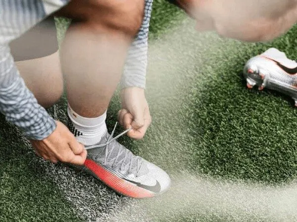 Cách buộc dây giày đá bóng đúng kỹ thuật mang lại nhiều lợi ích cho người chơi