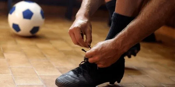 Các cách buộc dây giày đá bóng phổ biến hiện nay
