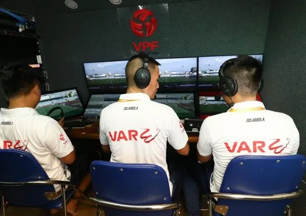 Công nghệ VAR và đội ngũ trọng tài hỗ trợ trong trận đấu bóng đá