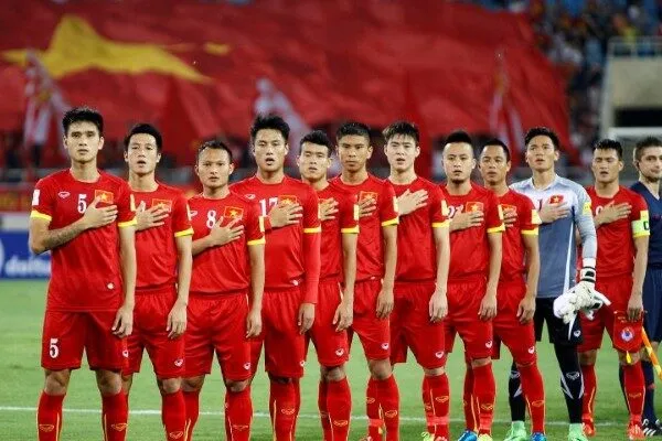 Số lượng cầu thủ trên sân và quy định về thay người trong luật bóng đá 11 người