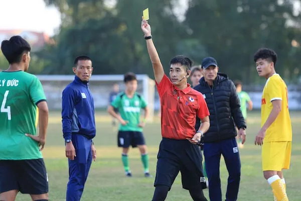Các tình huống xử phạt và luật thủ môn trong luật bóng đá 7 người