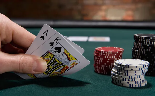 Poker là một trò chơi bài mà người chơi đặt cược dựa trên giá trị của những lá bài mà họ có